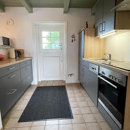 Puppenhaus, Reetdach, Sauna, Kamin, Eingezaeunt, Badewanne, Haustiere Willkommen Emmelsbüll-Horsbüll