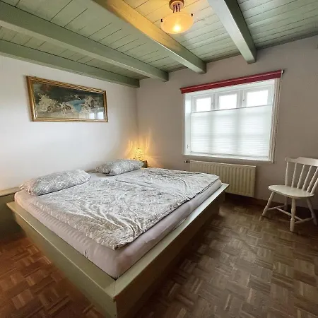 Puppenhaus, Reetdach, Sauna, Kamin, Eingezaeunt, Badewanne, Haustiere Willkommen