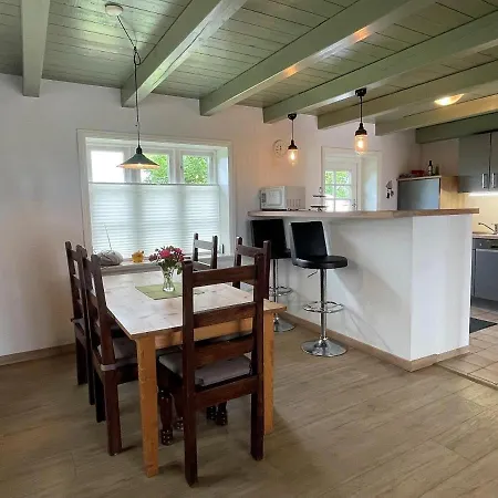 Puppenhaus, Reetdach, Sauna, Kamin, Eingezaeunt, Badewanne, Haustiere Willkommen Casa vacanze *