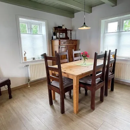 Puppenhaus, Reetdach, Sauna, Kamin, Eingezaeunt, Badewanne, Haustiere Willkommen Emmelsbüll-Horsbüll