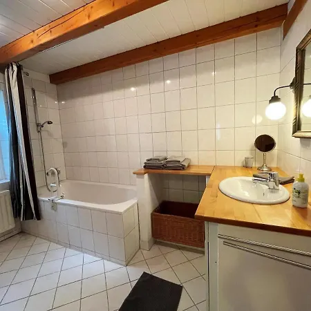 Puppenhaus, Reetdach, Sauna, Kamin, Eingezaeunt, Badewanne, Haustiere Willkommen